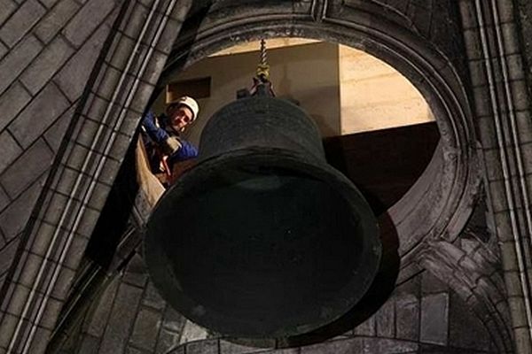 Les cloches de la tour nord de Notre-Dame de Paris ont été déposées le 20 février 2012