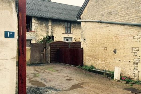 Un habitant à Bretteville-l'Orgueilleuse, âgé de 30 ans, a été retrouvé nu errant les rues par les pompiers.