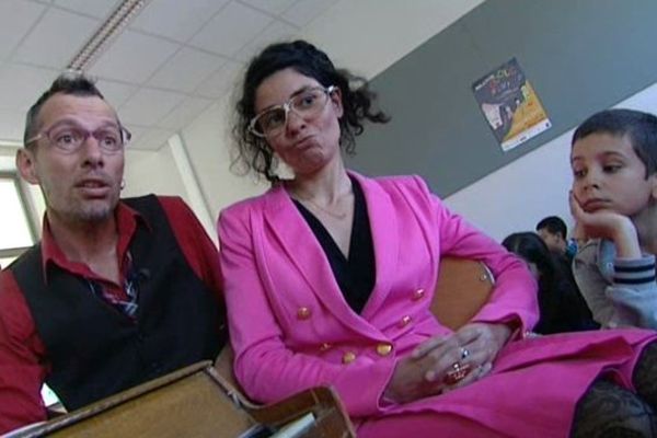 Mr Machin et Mme Bidule sont membres des Zinzins et encadrent les élèves.