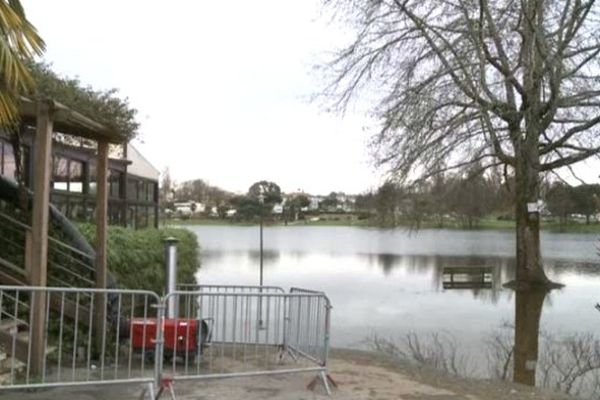 Ce restaurant près du lac a été sinistré par les inondations et va pouvoir être aidé pour payer ses salariés, momentanément au chômage technique.