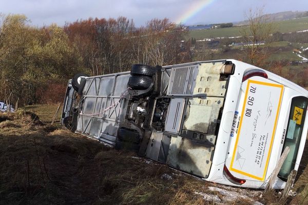 Jeudi 27 février, à Saint-Victor-la-Rivière, dans le Puy-de-Dôme, un autocar a quitté la route et s’est couché sur le côté