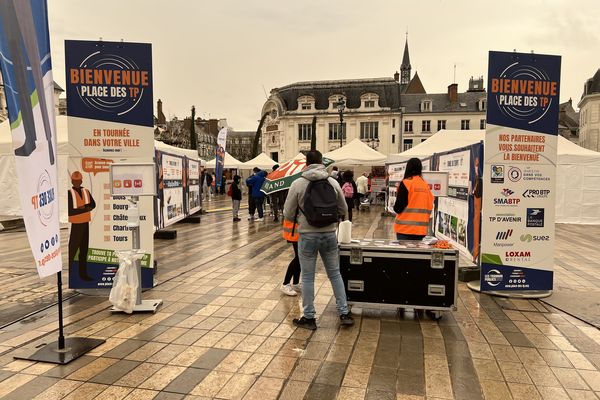 La place du martroi d’Orléans a laissé place à un grand job dating des métiers du travail public.