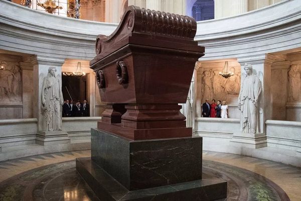 Le tombeau de Napoléon, sous le dôme des Invalides à Paris • © CAROLYN KASTER / AP / POOL / AFP