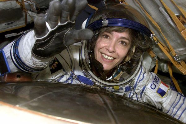 Claudie Haigneré en 2001, à son atterrissage au Kazakhstan après avoir passé 10 jours dans l'ISS