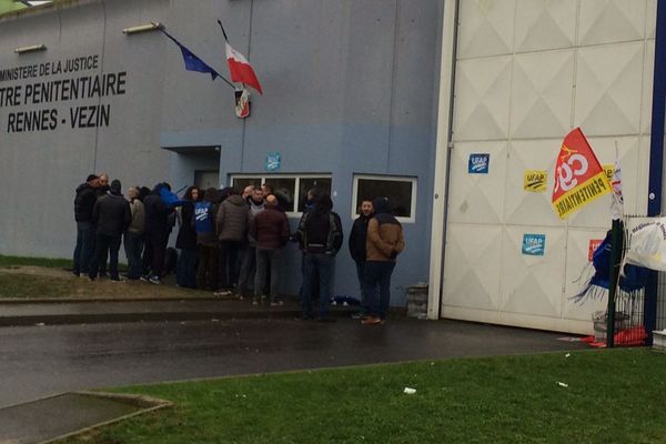 Des surveillants manifestent devant le centre pénitentiaire de la prison de Véin-le-Coquet 