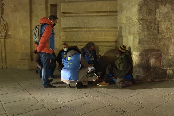 Une équipe de bénévoles pose des questions à un sans-abri devant la mairie d'Aix-en-Provence lors de la nuit de la solidarité, jeudi 20 janvier.