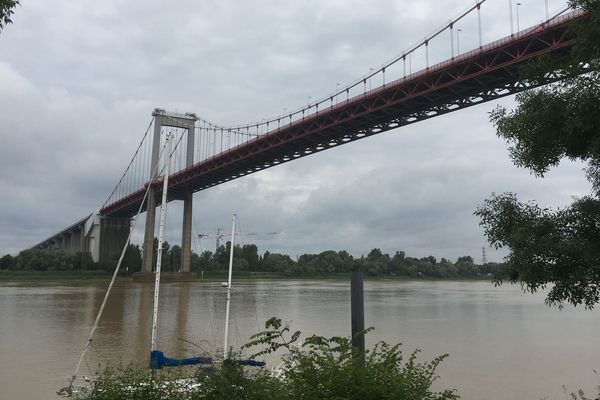 Le pont d'Aquitaine vu des berges de Lormont en Gironde