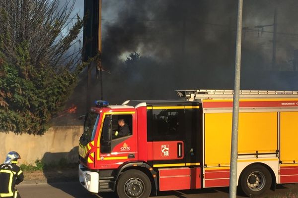 Le feu a pris au niveau de l’avenue de Stalingrad, à Dijon, en début de soirée ce mercredi 29 juillet 2020. 