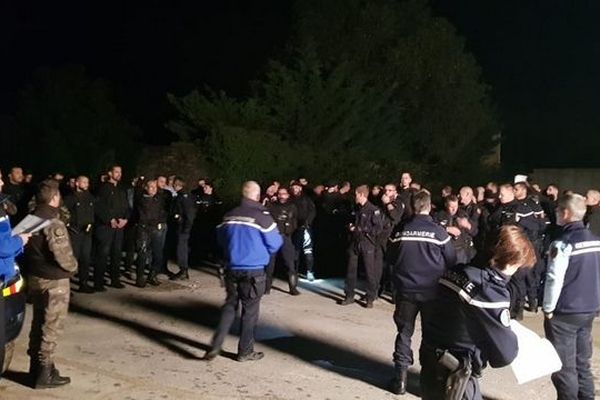 La gendarmerie du Gard vient de démanteler un réseau de trafic de stupéfiants à Uzès. 10 personnes ont été placées en garde à vue. 110 gendarmes ont participé ce matin à cette opération d'envergure.