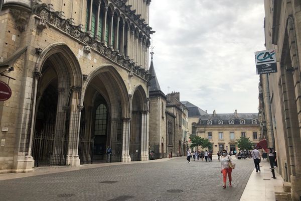 La fin du port du masque en extérieur est bien accueillie, mais beaucoup en gardent un à portée de main.