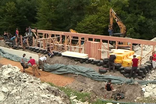 La maison est actuellement en construction. La fin du chantier est prévue pour le 15 août prochain.