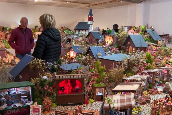 Dans la grange de cette maison de Meistratzheim, tout un village alsacien miniature a été reconstitué aux couleurs de Noël. Une fois la nuit tombée, il n'y a plus qu'à pousser la porte et se laisser prendre par la magie du lieu.