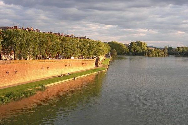 Le quai de Tounis vu du pont Neuf. Les murs font 12 mètres de hauteur. 