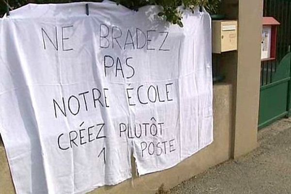 Azille (Aude) - une banderole devant l'école maternelle pour la création d'un poste d'instituteur - mars 2015.