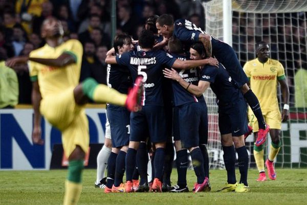 Les Parisiens félicitent Cavani, auteur du premier but de Paris à Nantes (victoire finale 2-0).