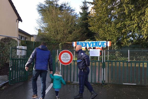 Sartilly : les parents ont découvert la fermeture de l'école jeudi dernier, au matin. elle doit rouvrir ce jeudi 1é mars, selon l'ARS et la préfecture de la Manche.