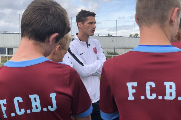 Jeremy Clément, ancien joueur de football professionnel, prépare son diplôme d'entraîneur auprès des U14 du club de Bourgoin-Jallieu (Isère).