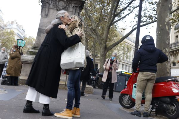 La préfecture de l'Aube appelle à ne plus se faire la bise face à la remontée du Covid 19.