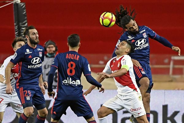 Balle très disputée entre Tousart, Falcao et Denoyer  