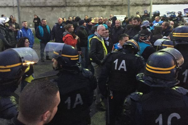 Intervention des CRS pour dégager l'accès de la prison de Gradignan bloqué par les gardien en grève  
