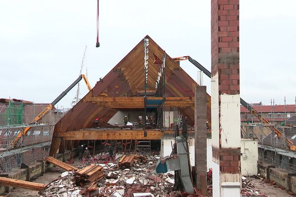 La déconstruction de la charpente a débuté.