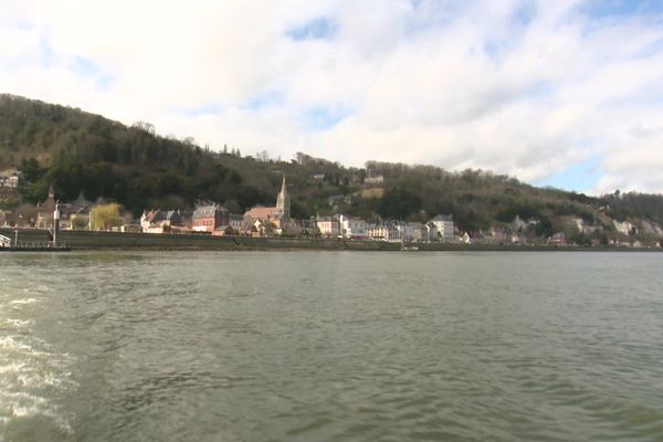 Le village de La Bouille est situé à une vingtaine de kilomètres de Rouen.