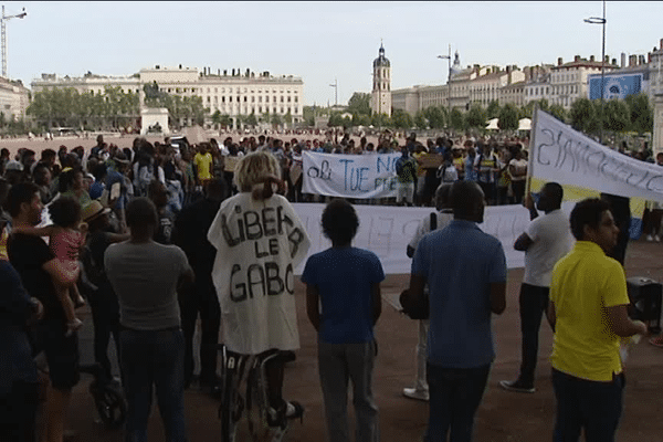 Près de 150 personnes se sont donné rendez-vous sur la place Bellecour.