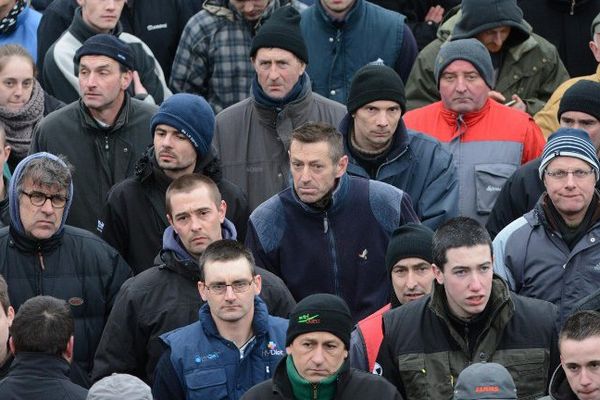 Les agriculteurs, rassemblés sur la rocade de Rennes, écoutent leurs représentants syndicaux détailler les mesures d'aides annoncées par le gouvernement