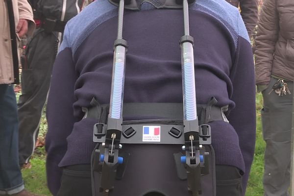 L'Exoviti est un exosquelette qui fonctionne grâce à deux ressorts placés sur le dos du porteur.