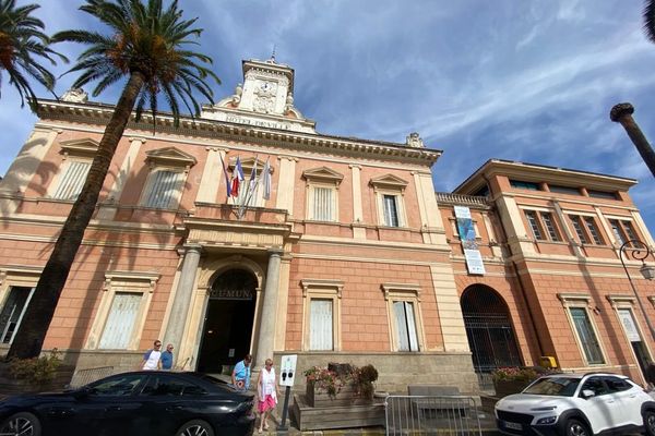 La réunion s'est déroulée à la mairie d'Ajaccio.