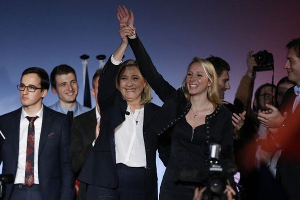 Marine Le Pen et Marion Maréchal-Le Pen sur scène vendredi soir à Nice.