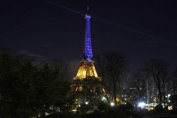 La tour Eiffel aux couleurs de l'Ukraine photographiée le 25 février 2022.