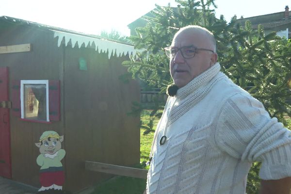 David Vignal construit son village de Noël depuis des années à partir de matériaux recyclés à Saint-Vincent-de-Barrès (Ardèche).