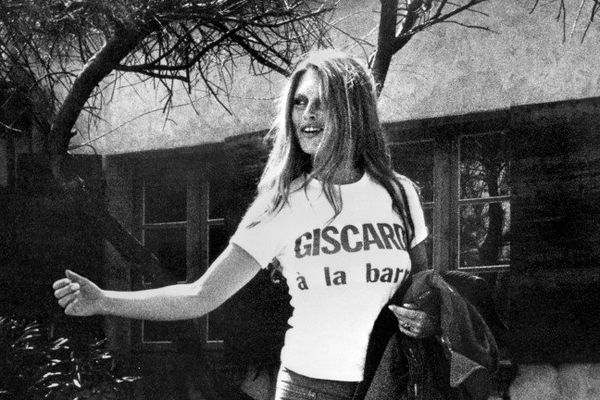 En mai 1974, Brigitte Bardot porte un tee shirt avec l'inscription "Giscard à la barre" pour soutenir Valéry Giscard d'Estaing pendant la campagne présidentielle.

