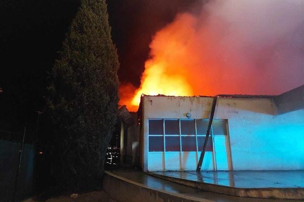 Les flammes étaient visibles sur plusieurs kilomètres à la ronde.