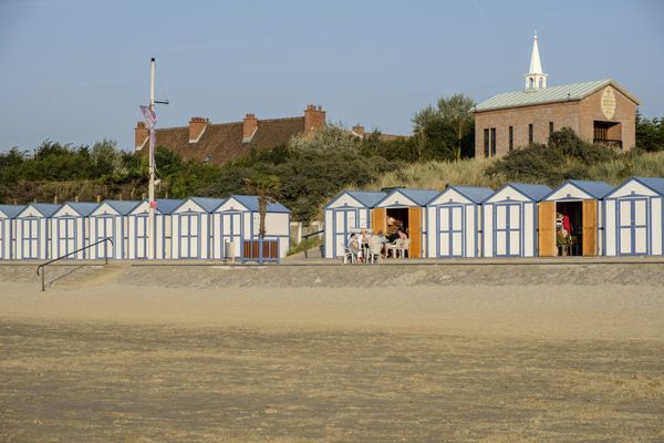 La petite cité balnéaire de Gravelines est Petit-Fort Philippe. Réputée pour sa plage, ses cabines et son phare