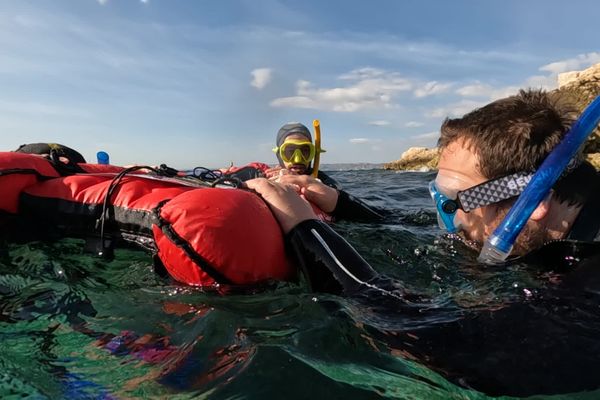 Immersion au large du littoral marseillais pour se prêter au jeu de la randonnée palmée.