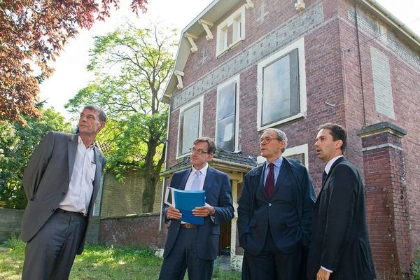 Le conseiller de François Pinault, Jean-Jacques Aillagon (2e en partant de la droite), avait repéré les lieux en compagnie du maire de Lens, Sylvain Robert.