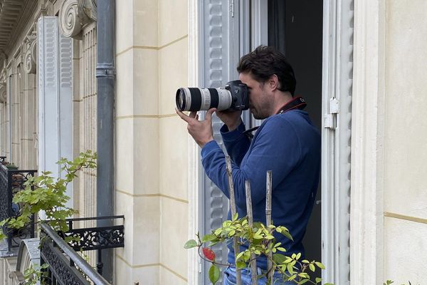 Un photographe à sa fenêtre à Paris. 