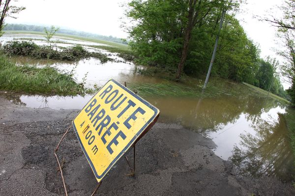 À Ponsas, la rivière est sortie très rapidement de son cours vers six heures du matin.