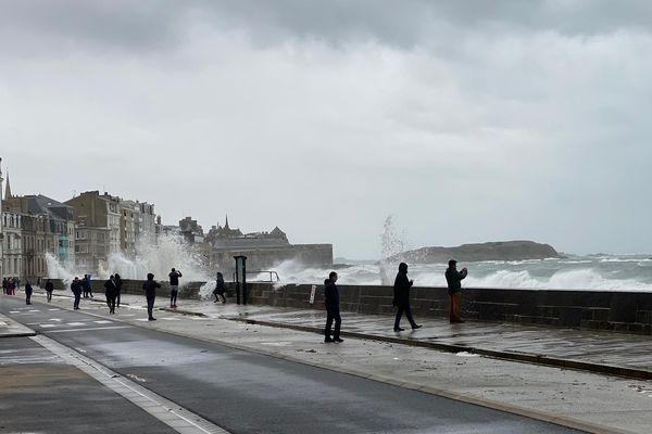 Le spectacle des vagues, par-dessus le Sillon, attire les photographes et les curieux à Saint-Malo