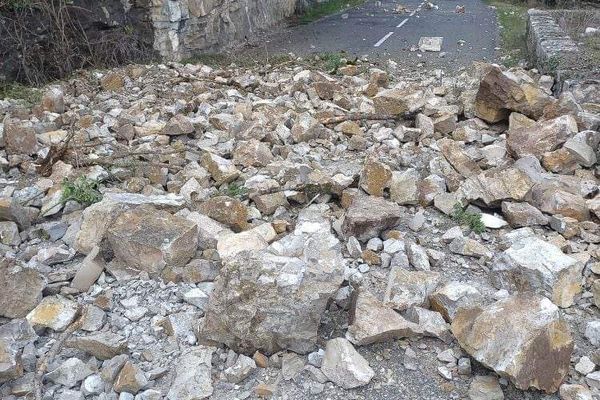 Un pan de falaise s'est effondré sur la route départementale 662 entre Larnagol et Cajarc dans le Lot.