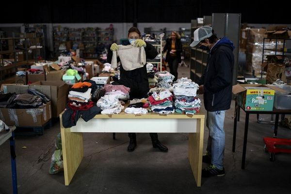 Des bénévoles de l'association MaMaMa lors d'une distribution de vêtements pour enfants début novembre à Saint-Denis.