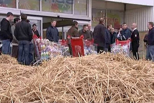 Les producteurs de lait et agriculteurs ont  manifesté devant les grandes surfaces ce vendredi 12 avril.