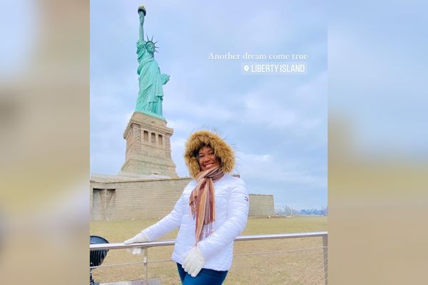 Tepapanui Erena sous la statue de la Liberté, le fameux jour de sa rencontre