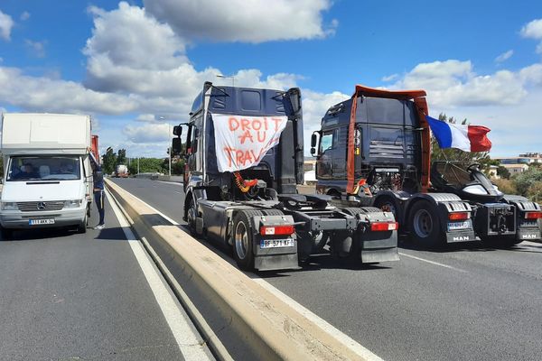 Les forains mènent une opération escargots en France notamment à l'entrée de Sète où le trafic est perturbé. 