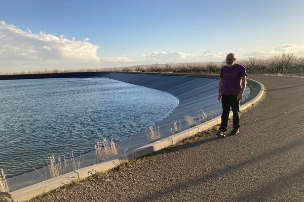 Javier Sanchez, agriculteur et syndicaliste à Tauste en Espagne, avance le long de la réserve de substitution en eau de Biota, l'une des pièces du système d'irrigation de la Communauté régionale de l'eau de Bardenas (Région de l'Aragon). Ce type de réserves est acceptable pour lui si elles sont gérées de manière publique pour l'ensemble de la population.