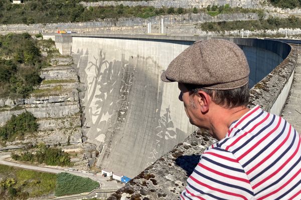 L'artiste Allemand Klaus Dauven, devant sa fresque partiellement réalisée