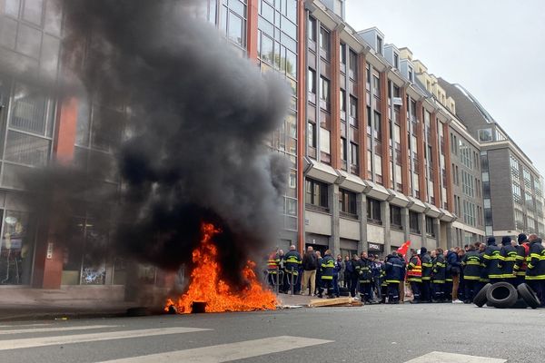 Les pompiers mobilisés devant les locaux de la direction du SDIS du Nord. Ils réclament 300 embauches supplémentaires.