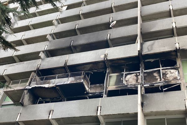 L'incendie se serait propagé de balcons en balcons selon les pompiers.